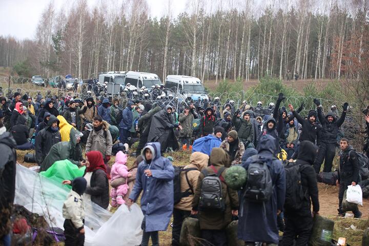 Понад 10 тисяч мігрантів готові штурмувати білорусько-польський кордон — ЗМІ