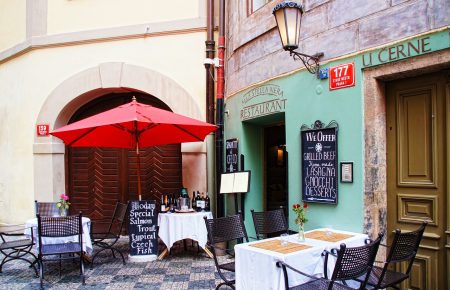 В Чехии около 400 ресторанов отказались проверять ковид-паспорта у клиентов, несмотря на требование Минздрава