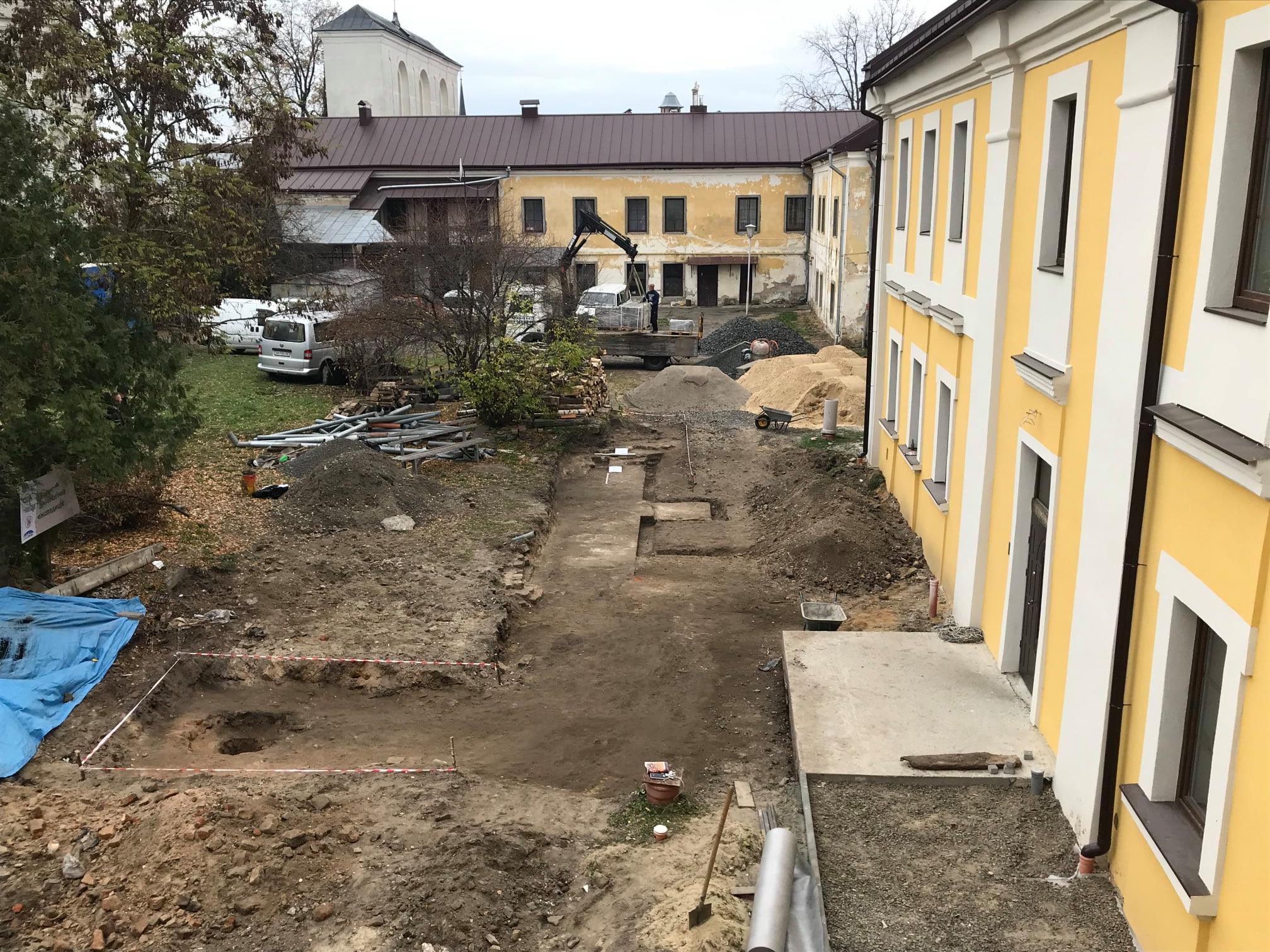 В Луцке археологи раскопали фундамент и подземелье древнего храма