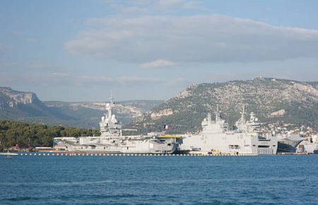 Біля берегів Франції атомний авіаносець «Шарль де Голль» зіштовхнувся із яхтою
