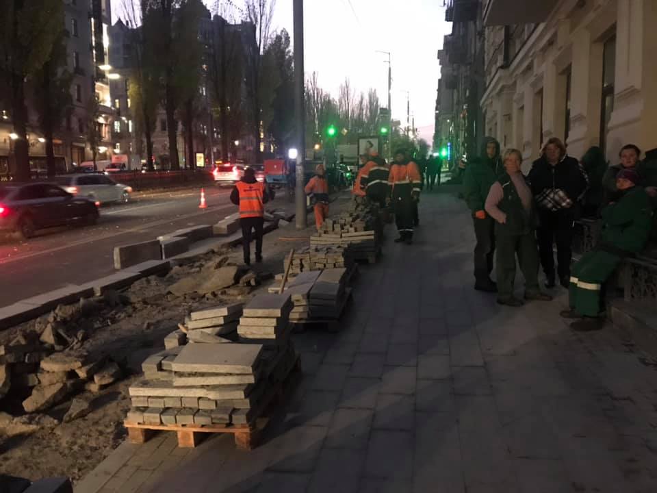 В Киеве на месте незаконной парковки на бульваре Шевченко уже высадили 4 дерева — Селик