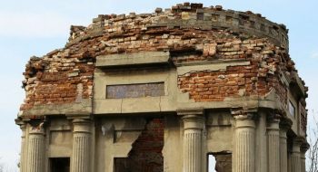 16 гектарів та понад 200 років історії: як у Маріуполі активісти відновлюють некрополь 16 гектарів та понад 200 років історії: як у Маріуполі активісти відновлюють некрополь