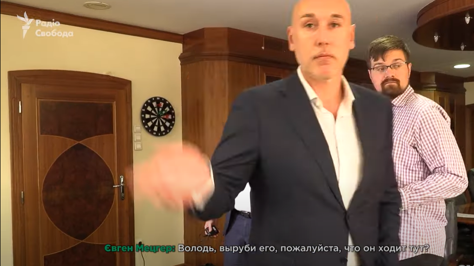 Нападение на журналистов «Схем»: директор департамента «Укрэксимбанка» вернулся на работу под аплодисменты (видео)