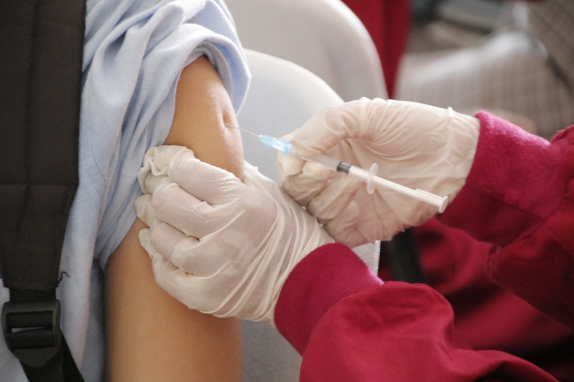 До кінця тижня Україна отримає майже 200 тисяч вакцин КПК