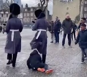 Британський гвардієць збив з ніг дитину, що стояла на його шляху (відео)