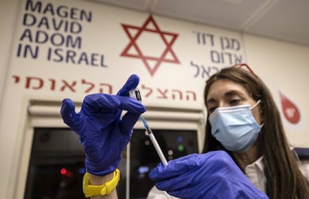 В Израиле впервые в мире будут вакцинировать от COVID-19 четвертой дозой