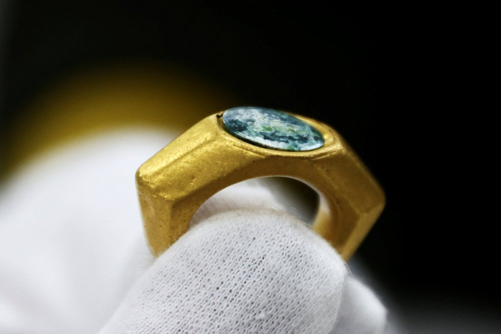 Археологи нашли золотое кольцо с одним из древнейших изображений Иисуса (фото, видео)