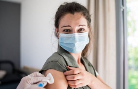 «Сильний імунітет» і вакцинація: чи можна щепитися?