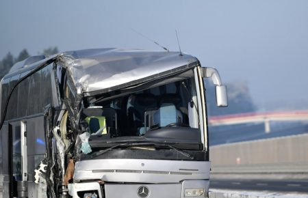 Возле Варшавы автобус со школьной экскурсией попал в ДТП, пострадали дети