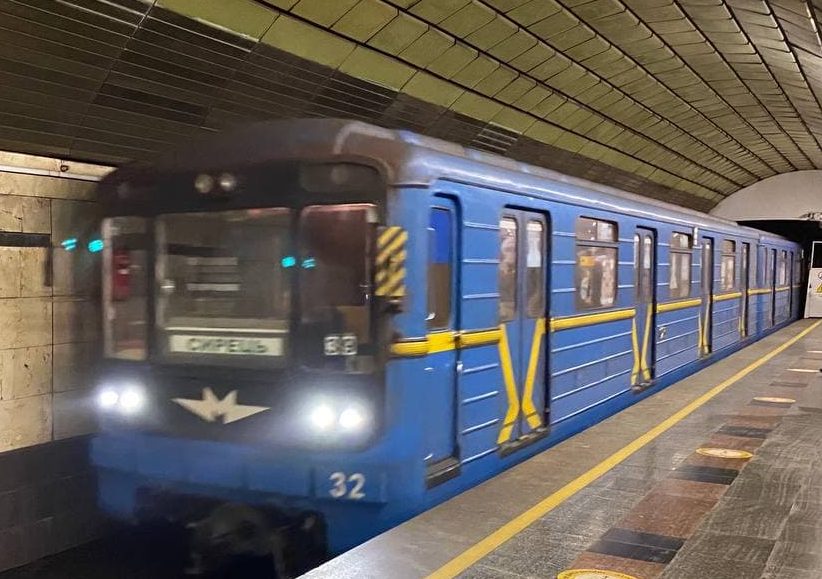 На станції «Палац Україна» пасажир потрапив під потяг