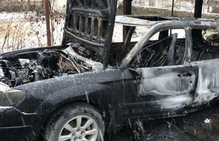 В Ужгороді спалили автомобіль журналіста та його дружини