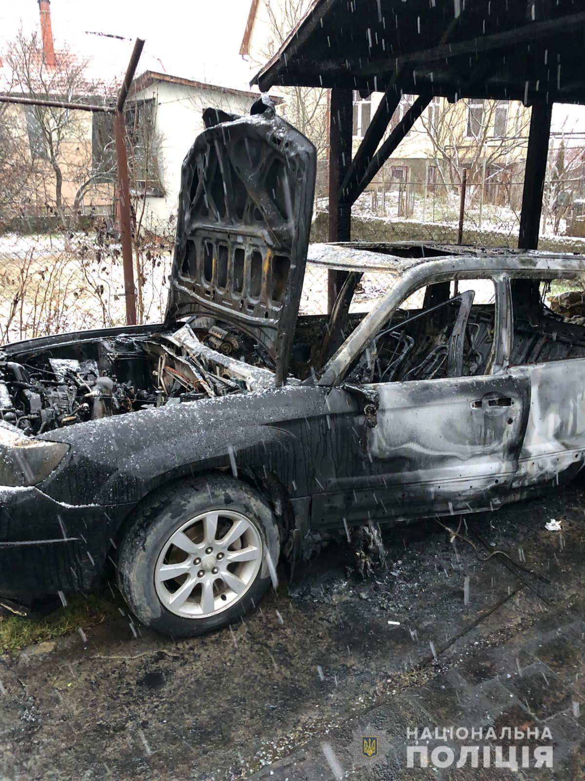 В Ужгороді спалили автомобіль журналіста та його дружини