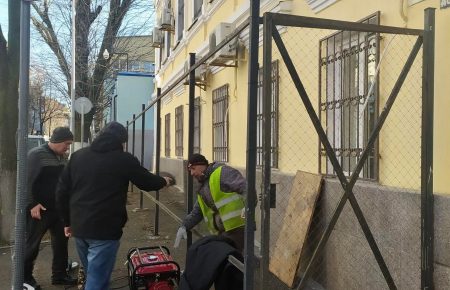 В Ростове-на-Дону снесли ограждение возле здания генконсульства Украины