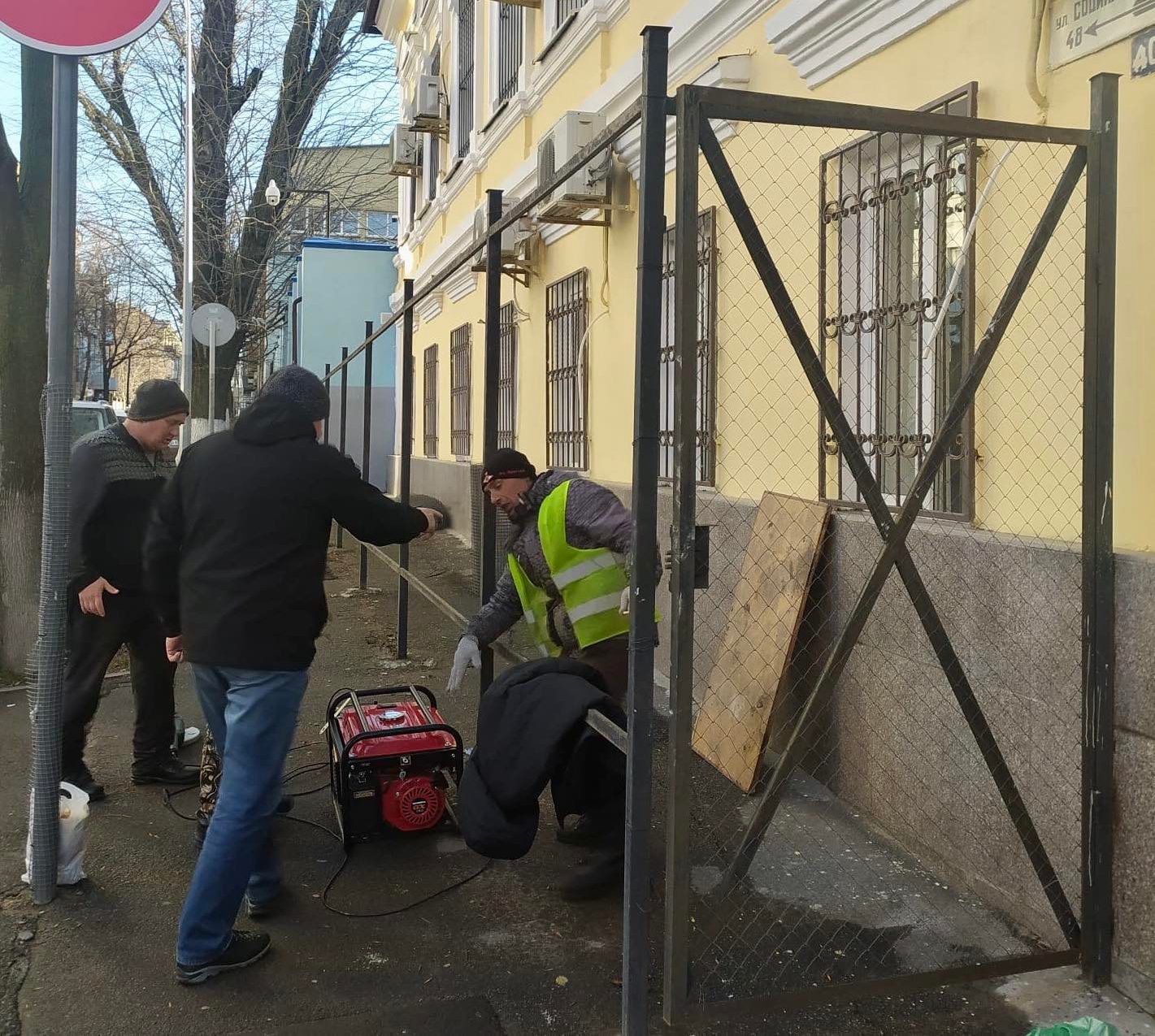 У Ростові-на-Дону знесли паркан біля будівлі генконсульства України