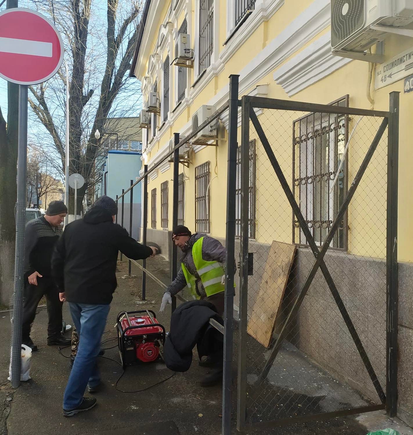 В Ростове-на-Дону снесли ограждение возле здания генконсульства Украины