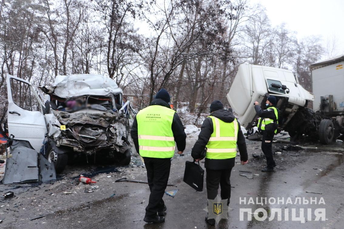 ДТП на Чернігівщині: поліція затримала водія вантажівки, він перебуває у лікарні