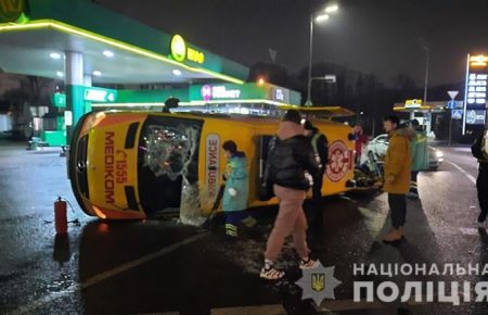 У Києві «швидка» зіткнулася з «Шевроле»: двоє медиків постраждали