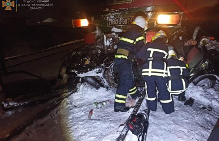 ДТП в Прикарпатье: поезд протаранил машину — спасатели опубликовали видео ликвидации аварии