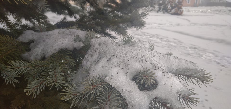 На Прикарпатті випав чорний сніг: Галицька міськрада просить перевірити Бурштинську ТЕС