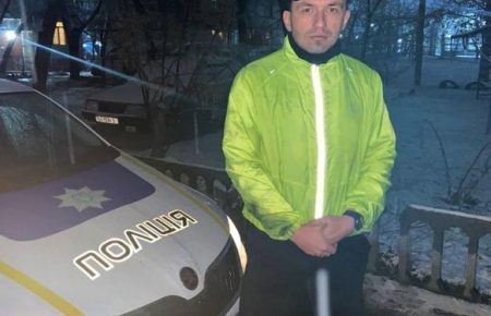 На Луганщині патрульний у свій вихідний врятував дитину з охопленої вогнем квартири