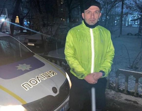 На Луганщині патрульний у свій вихідний врятував дитину з охопленої вогнем квартири