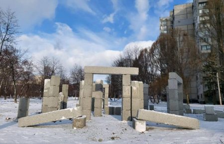 У Харкові посеред спального району встановили «український Стоунхедж» із бетонних блоків за 1,5 млн