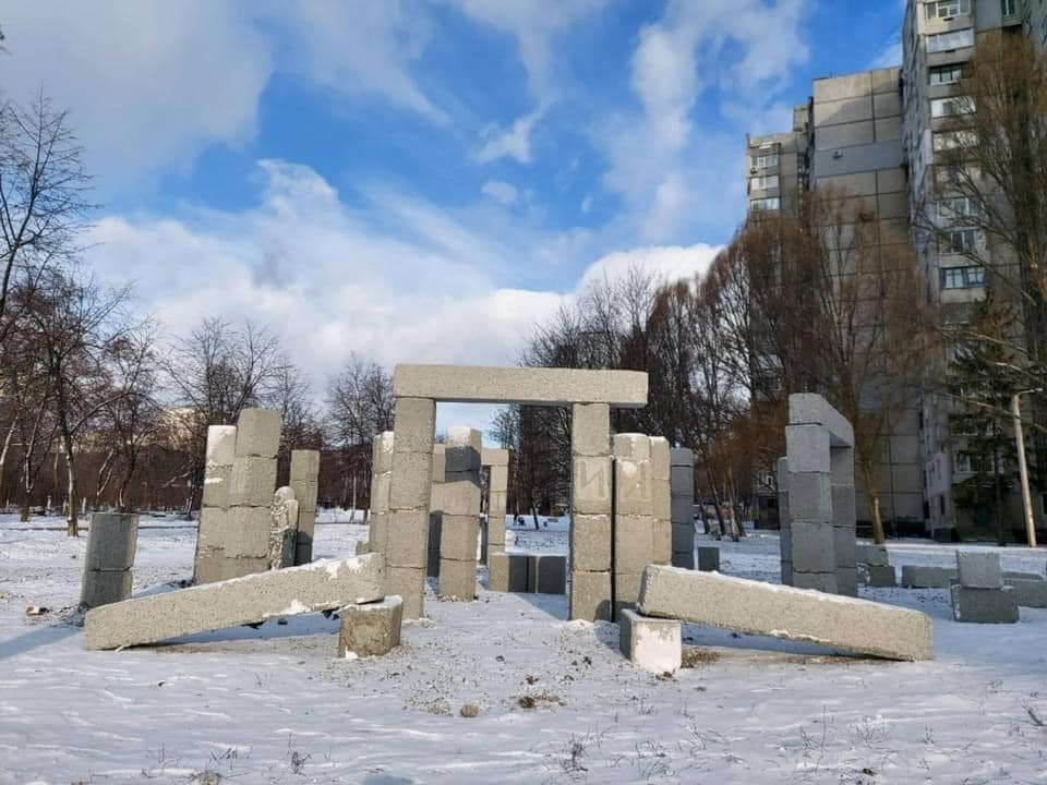 У Харкові посеред спального району встановили «український Стоунхедж» із бетонних блоків за 1,5 млн