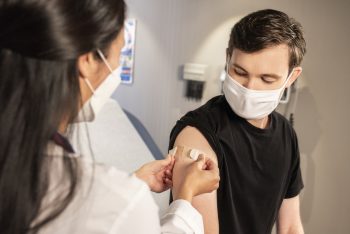 Вакцинована людина менше заражає оточуючих — сімейна лікарка