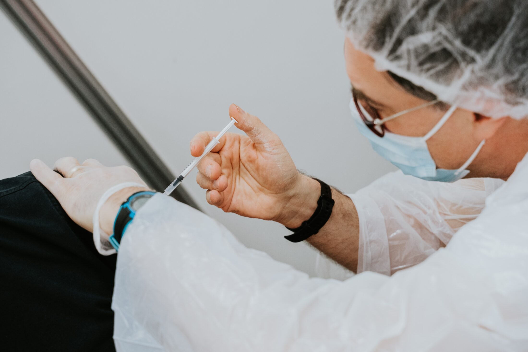 В Італії чоловік прийшов на вакцинацію із силіконовою рукою, намагався уникнути щеплення