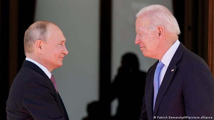 Байден і Путін завершили розмову: перемовини тривали дві години