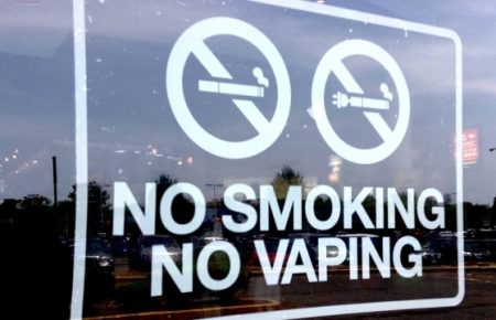 Парламент заборонив курити електронні сигарети в громадських місцях