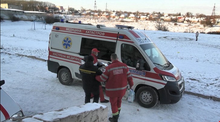 У Кропивницькому лікар врятував школярку, яка провалилася під кригу