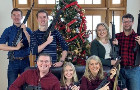 Конгресмен США опублікував сімейне різдвяне фото зі зброєю, чим викликав обурення