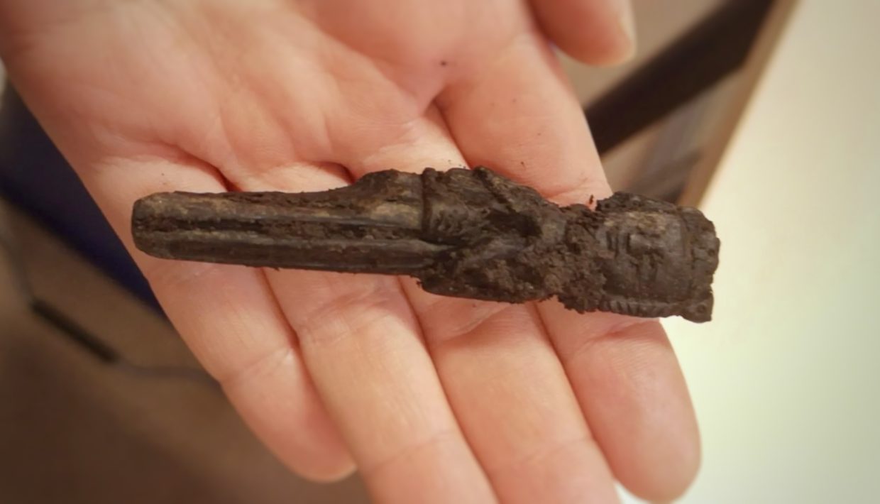 В Норвегии археологи нашли средневековую фигурку, — самое древнее из известных изображений соколиной охоты (фото, видео)