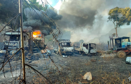 У селі в М'янмі знайшли щонайменше 35 обгорілих тіл у 8-ми спалених авто
