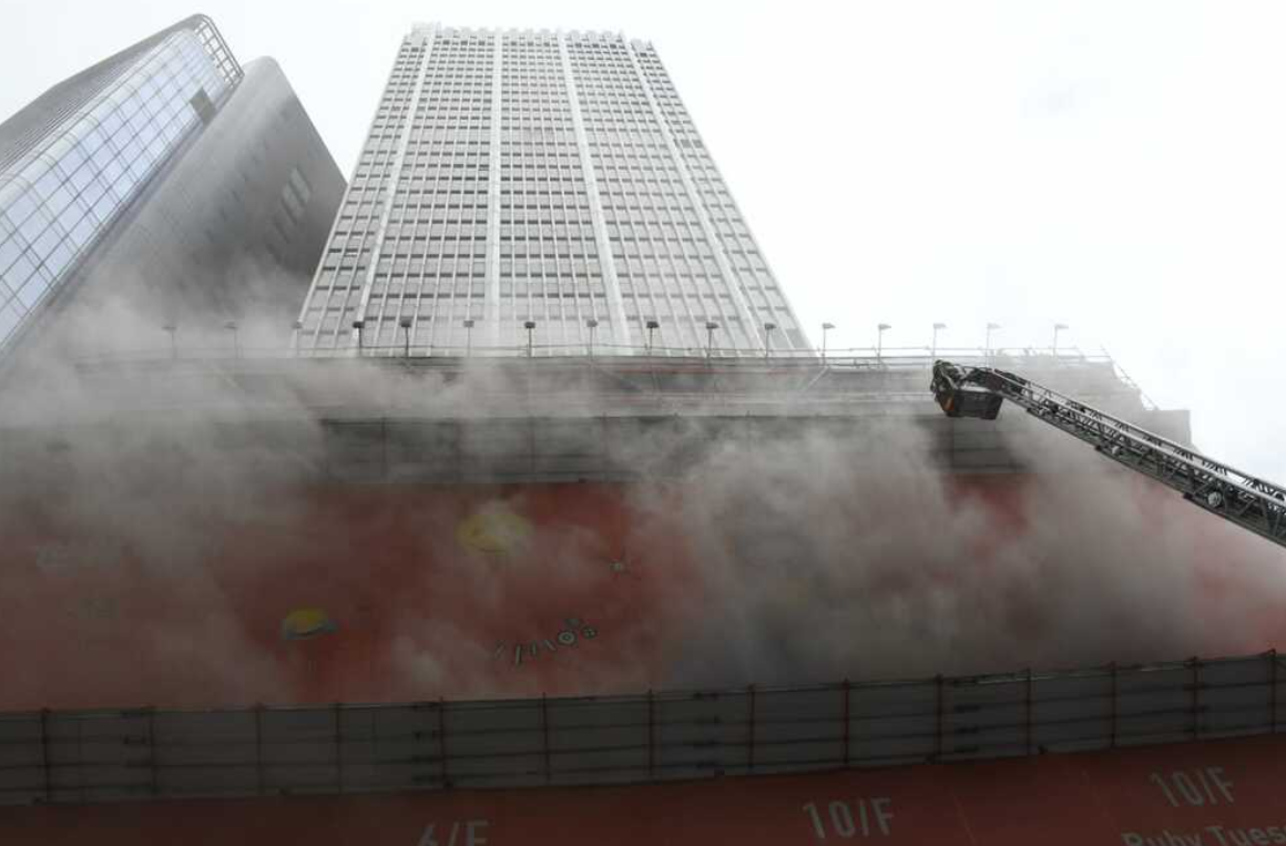 Пожежа у ТЦ Гонконгу: понад 400 людей заблоковані у верхній частині будівлі