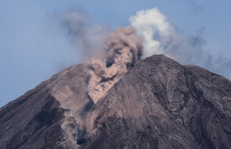 Извержение вулкана Семеру: более 50 человек погибли, сотни пострадали (видео)