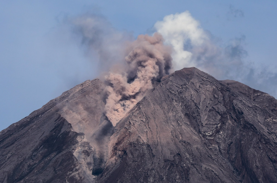 Виверження вулкану Семеру: щонайменше 51 людина загинула, сотні постраждалих