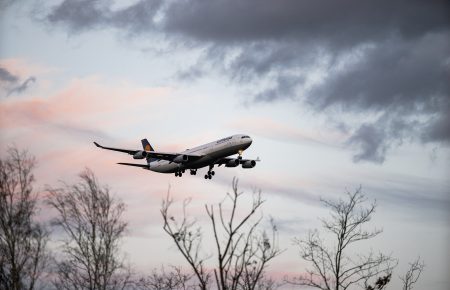 Авіакомпанії скасували сотні рейсів напередодні свят через поширення COVID-19 та нестачу персоналу