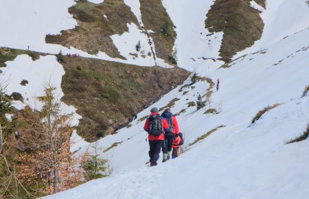 У Карпатах під час катання на снігоходах заблукали троє людей