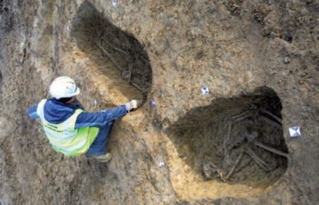 Археологи впервые обнаружили в Британии останки мужчины, которого, вероятно, распяли