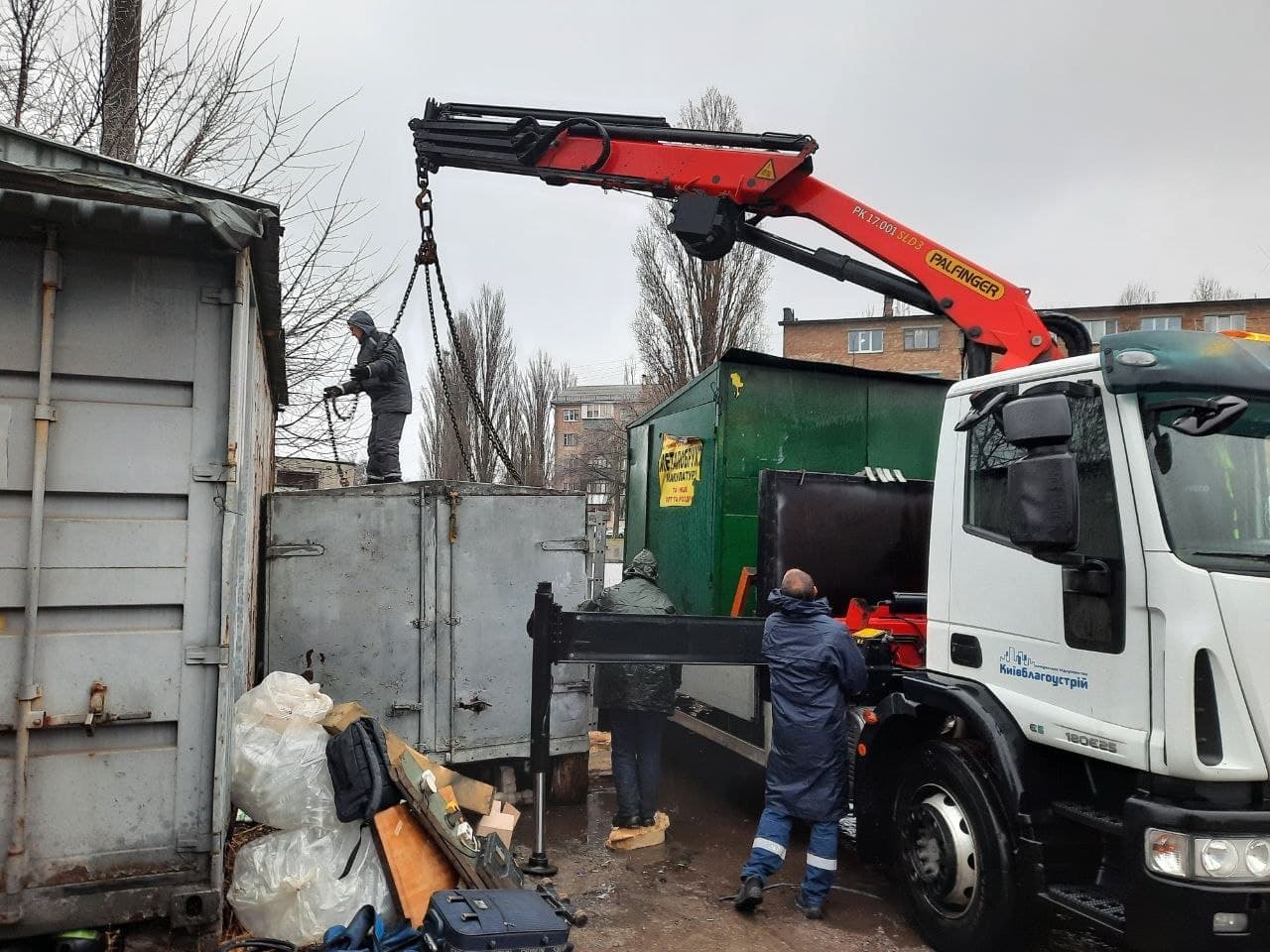 В Киеве владельцы незаконных МАФов с холодным оружием напали на коммунальщиков (видео) — КГГА