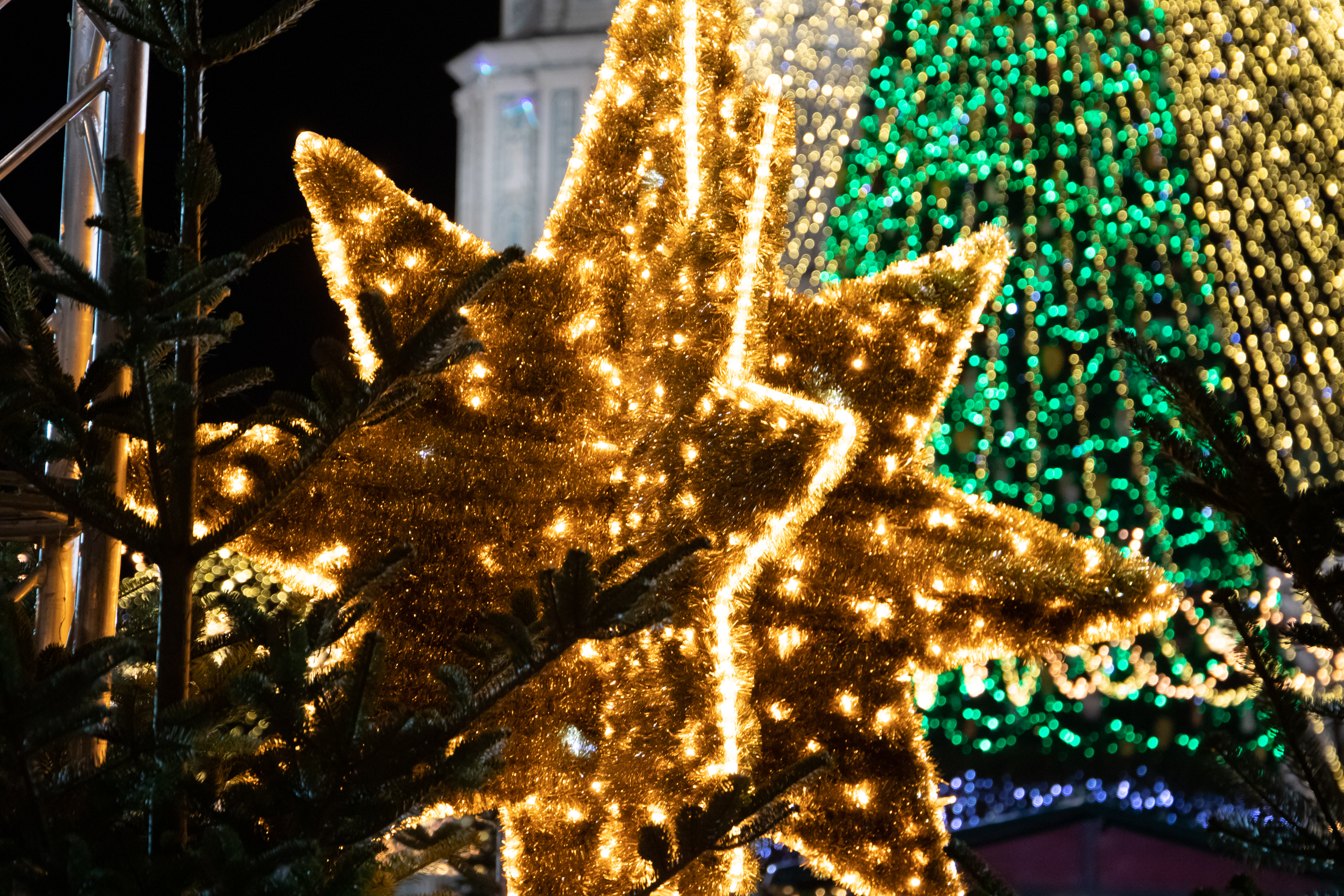 Новый год в Киеве: самый большой вертеп в Европе, елка высотой 31 метр и 10 тысяч украшений