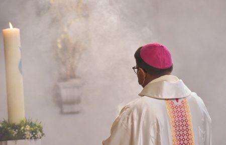 Католицька церква позбавила сану наймолодшого в Іспанії єпископа, який одружився з авторкою сатанинських романів