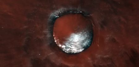 Апарат ESA надіслав зображення вкритого льодом кратера на Марсі