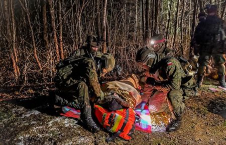 Польські прикордонники та військові врятували чотирьох мігрантів, які застрягли в болоті на кордоні