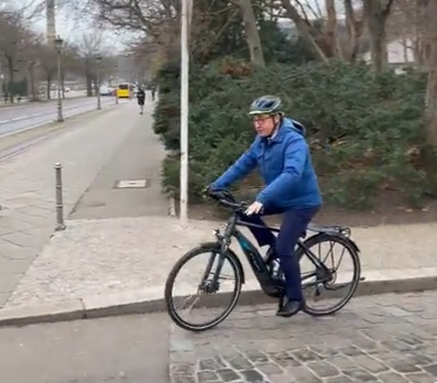 У Німеччині глава Мінсільгоспу приїхав на церемонію вступу велосипедом