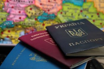 Законопроєкти про множинне громадянство, подані президентом, суперечать статті 4 Конституції України — політолог