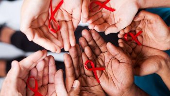«ВІЛ не існує, бо його не видно»: фейки до Міжнародного дня боротьби з ВІЛ/СНІД