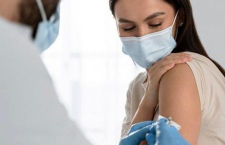 У Швейцарії вірять, що гомеопатія виводить вакцину з організму: розвінчуємо цей та інші фейки